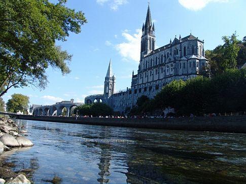 El santuario de Lourdes es uno de los mayores centros de peregrinación del mundo católico, acogiendo cerca de 6 millones de peregrinos todos los años