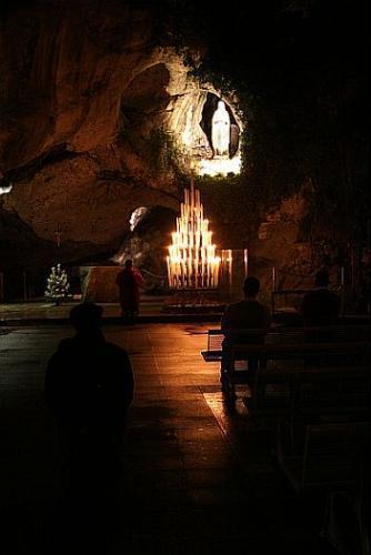 En la gruta de Massabielle, donde María pidió a Bernardette que rezase por los pecadores, se operaron verdaderos milagros de gracia